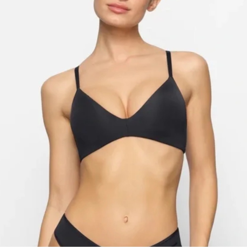 Skims wireless form T-shirt bra